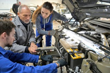 Die Zusammenarbeit von Automotiv-Unternehmen mit Landesinnungen und Berufsschulen ist eine wichtige Möglichkeit, um Nachwuchs in der Automotivbranche zu fördern 