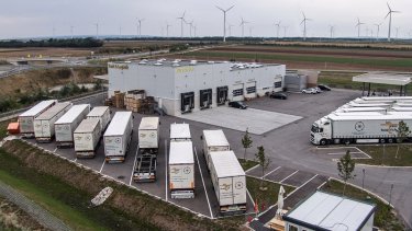 Am Kusztrich-Hauptsitz in Potzneusiedl an der A6 wird ein breites Portfolio angeboten: Wasch- und Tankanlage für Lkw und Pkw (Diesel und AdBlue), Lager, Imbiss.